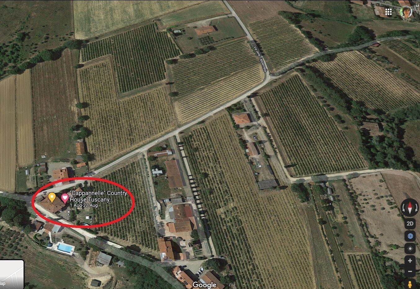 Eine Vogelperspektive auf ein ländliches Anwesen mit Feldern, einem Haus und einem Schwimmbad.
