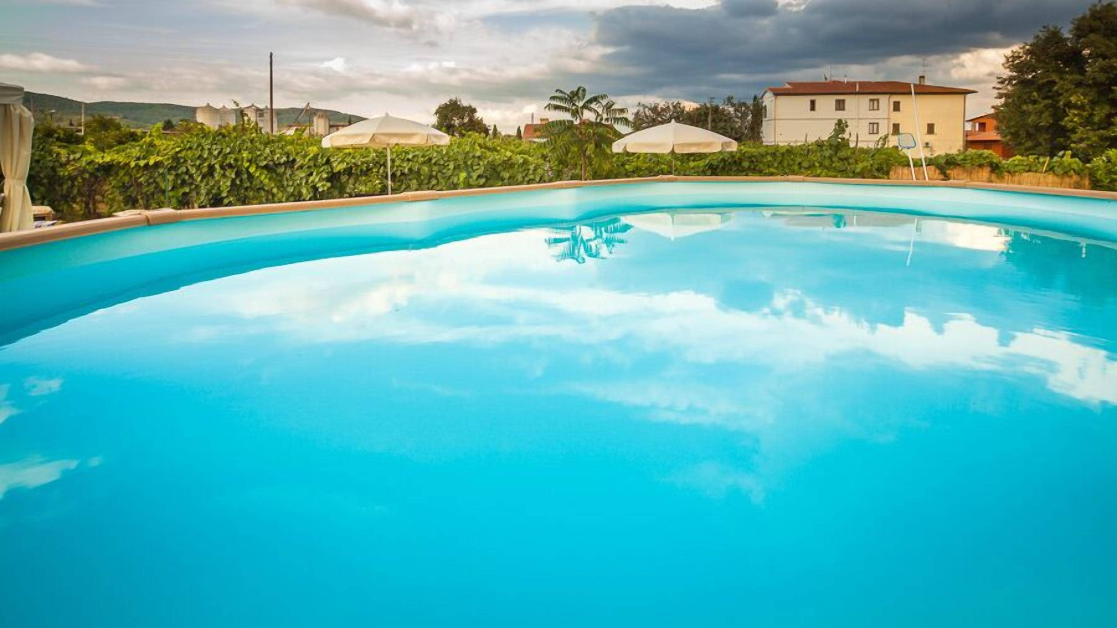 Außenpool (je nach Saison geöffnet), Sonnenschirme, Liegestühle