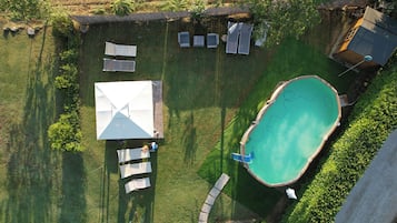 AuĂenpool (je nach Saison geöffnet), Sonnenschirme, LiegestĂŒhle