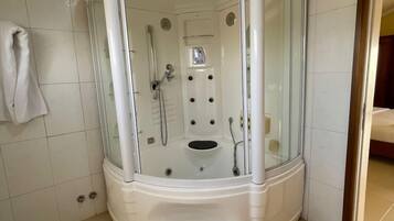 Ático exclusivo | Baño | Artículos de higiene personal gratuitos, toallas y jabón