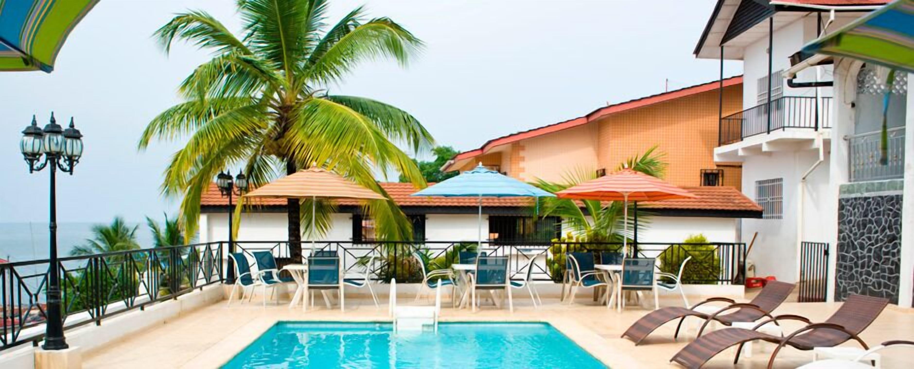 Ulkouima-allas avoinna 8.00–20.00, aurinkovarjoja, aurinkotuoleja