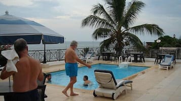 室外游泳池,08:00 至 20:00 开放,池畔遮阳伞,日光浴躺椅