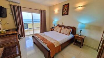 Lyxsvit | 1 sovrum, unika möbler, skrivbord och arbetsyta för laptop