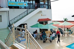 Outdoor dining - Hotel Barmoi (Freetown)