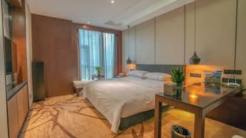 Rom โ superior, 1 queensize-seng, bakgรฅrdsutsikt | Minibar, safe pรฅ rommet, skrivebord og blendingsgardiner