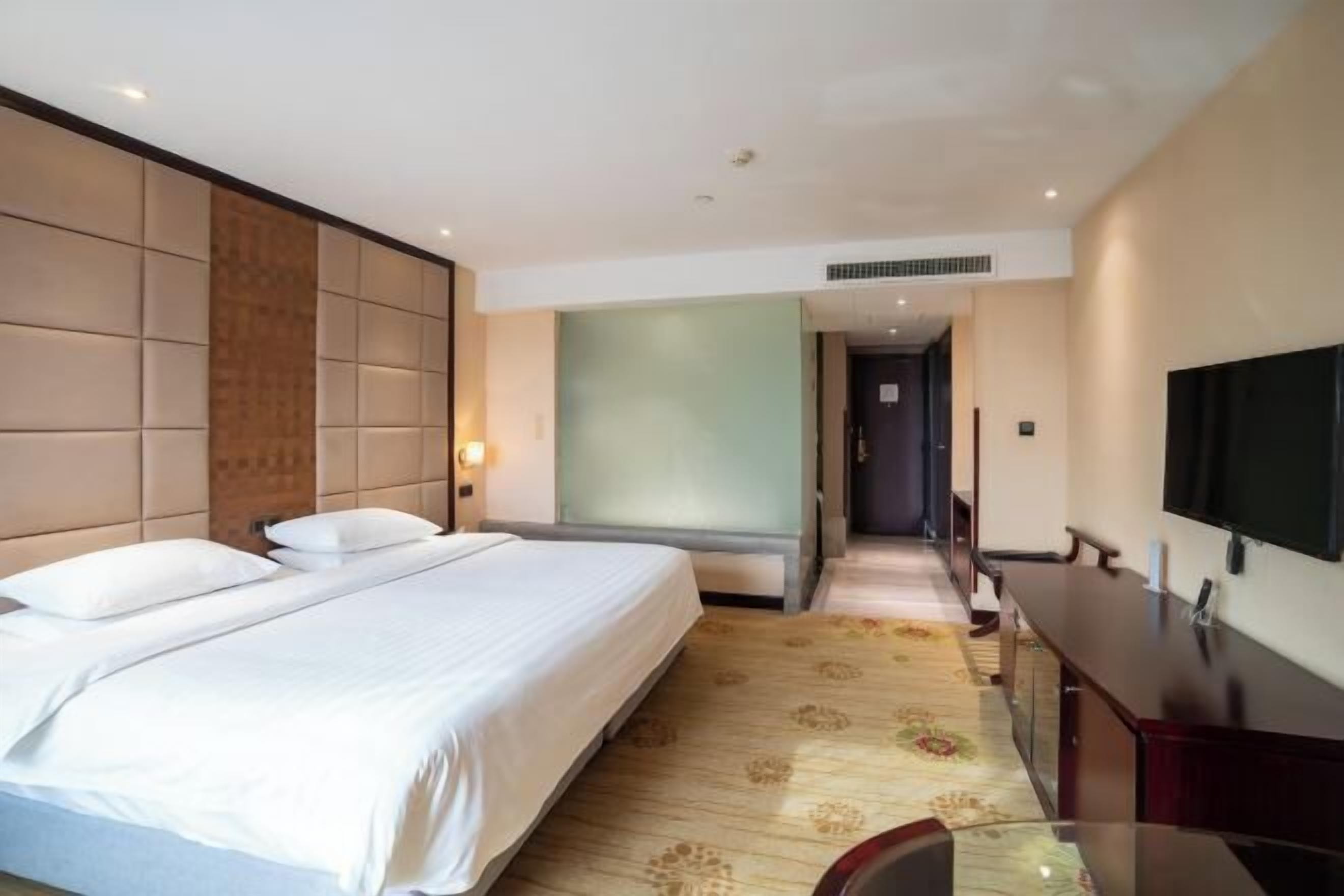 Minibar, coffres-forts dans les chambres, bureau, rideaux occultants