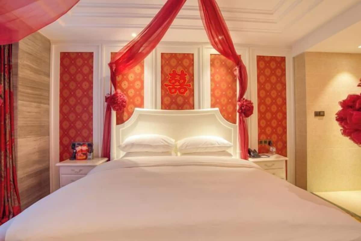 Minibar, in-room safe, desk, blackout curtains