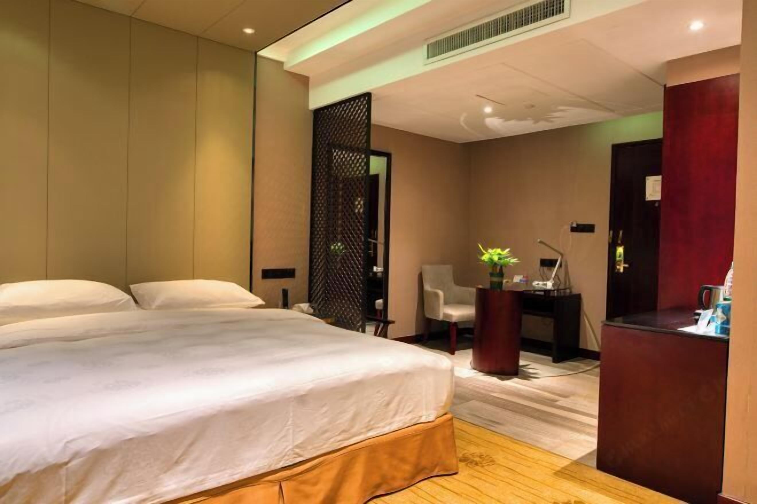 Minibar, coffres-forts dans les chambres, bureau, rideaux occultants