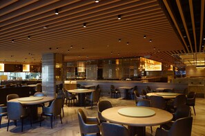 3 restaurants, serveren ontbijt