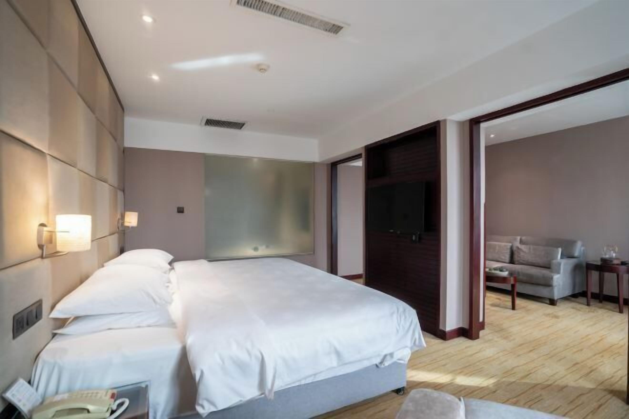 Minibar, coffres-forts dans les chambres, bureau, rideaux occultants