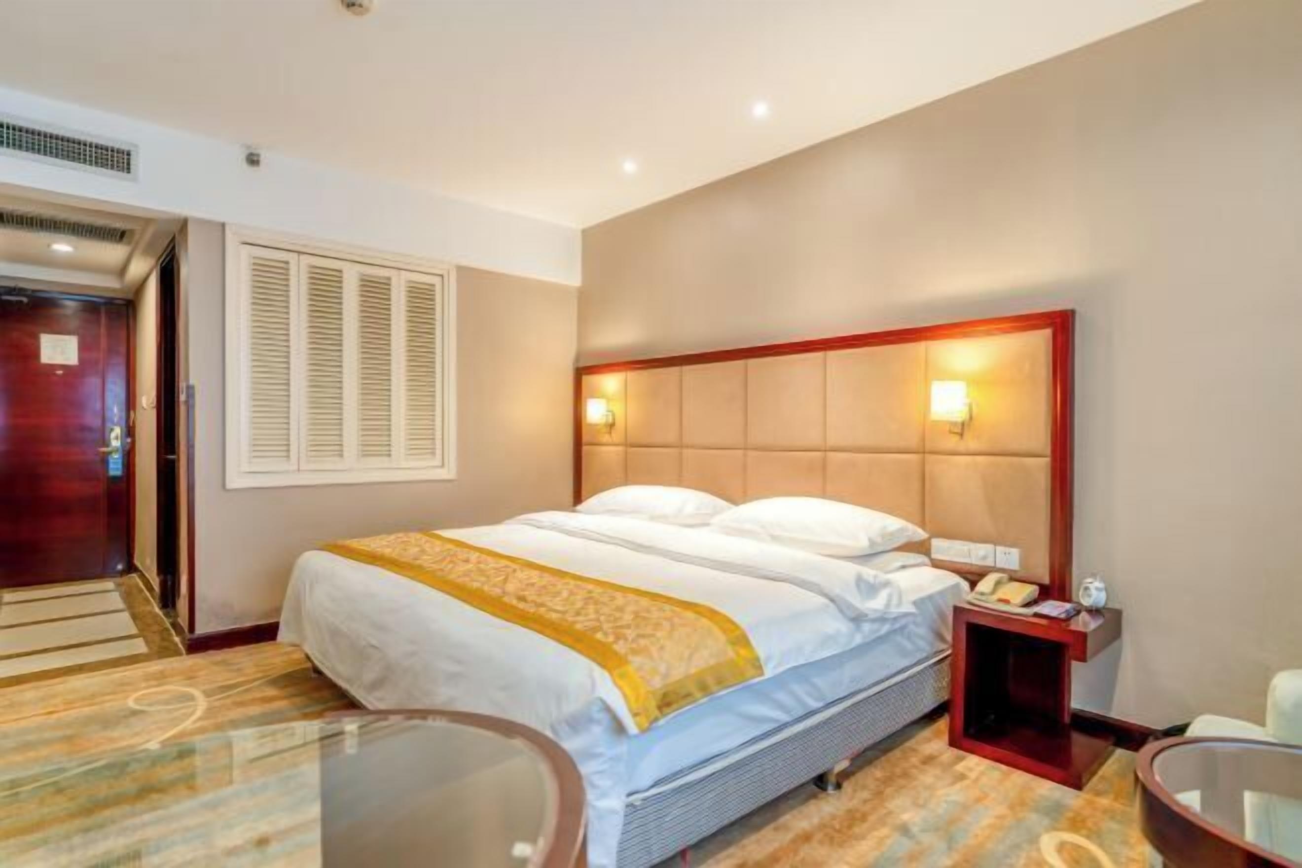 Minibar, coffres-forts dans les chambres, bureau, rideaux occultants