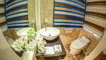 Bañera con ducha, artículos de tocador gratuitos, secador de pelo, batas