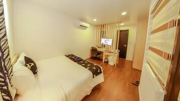 Minibar, caja de seguridad en la habitación y escritorio