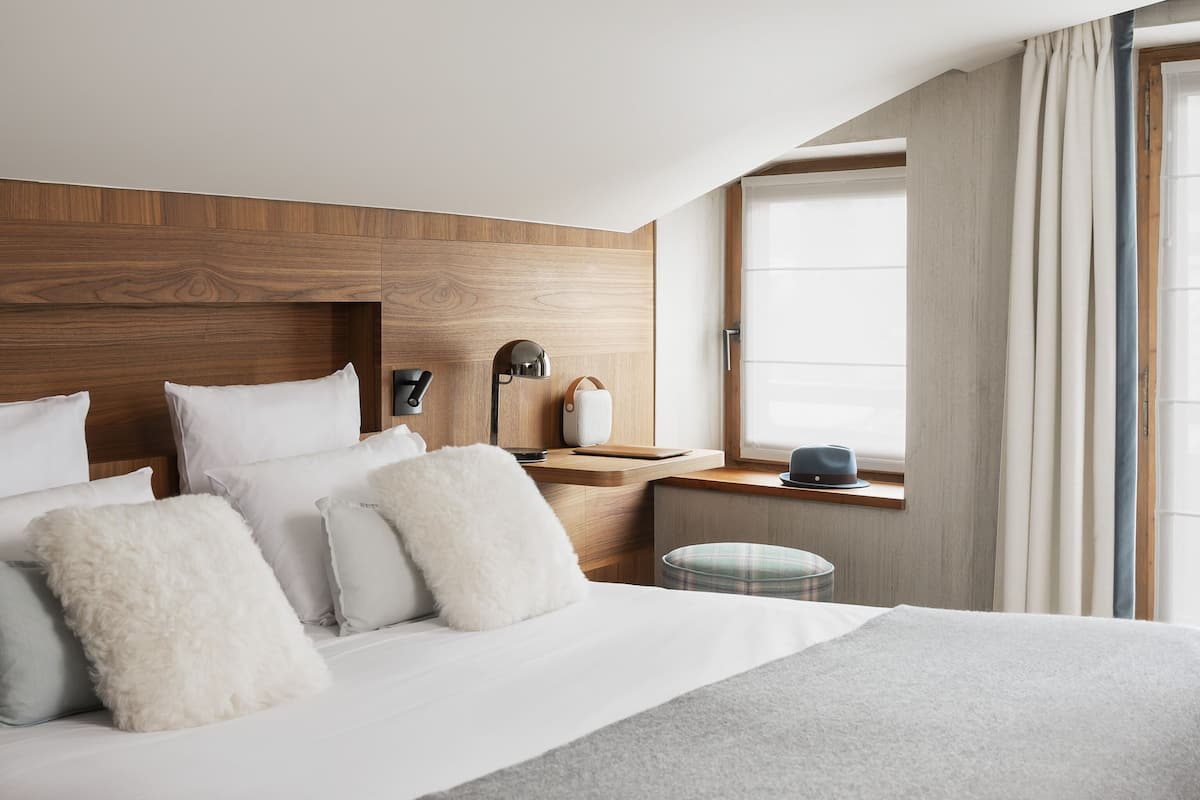 Familiekamer, 2 slaapkamers | 1 slaapkamer, luxe beddengoed, een minibar, een kluis op de kamer