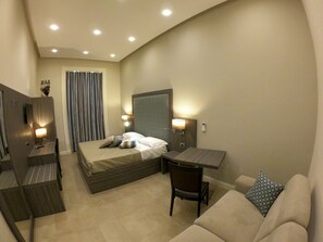 Superior Room | Premium bedding, desk, laptop workspace, free WiFi - Bed & Breakfast Ausonia (Naples)