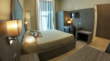 Camera Superior | Biancheria da letto di alta qualità, una scrivania, postazione laptop