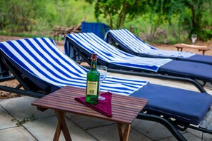 Innendørsbasseng, 2 utendørsbassenger og solsenger