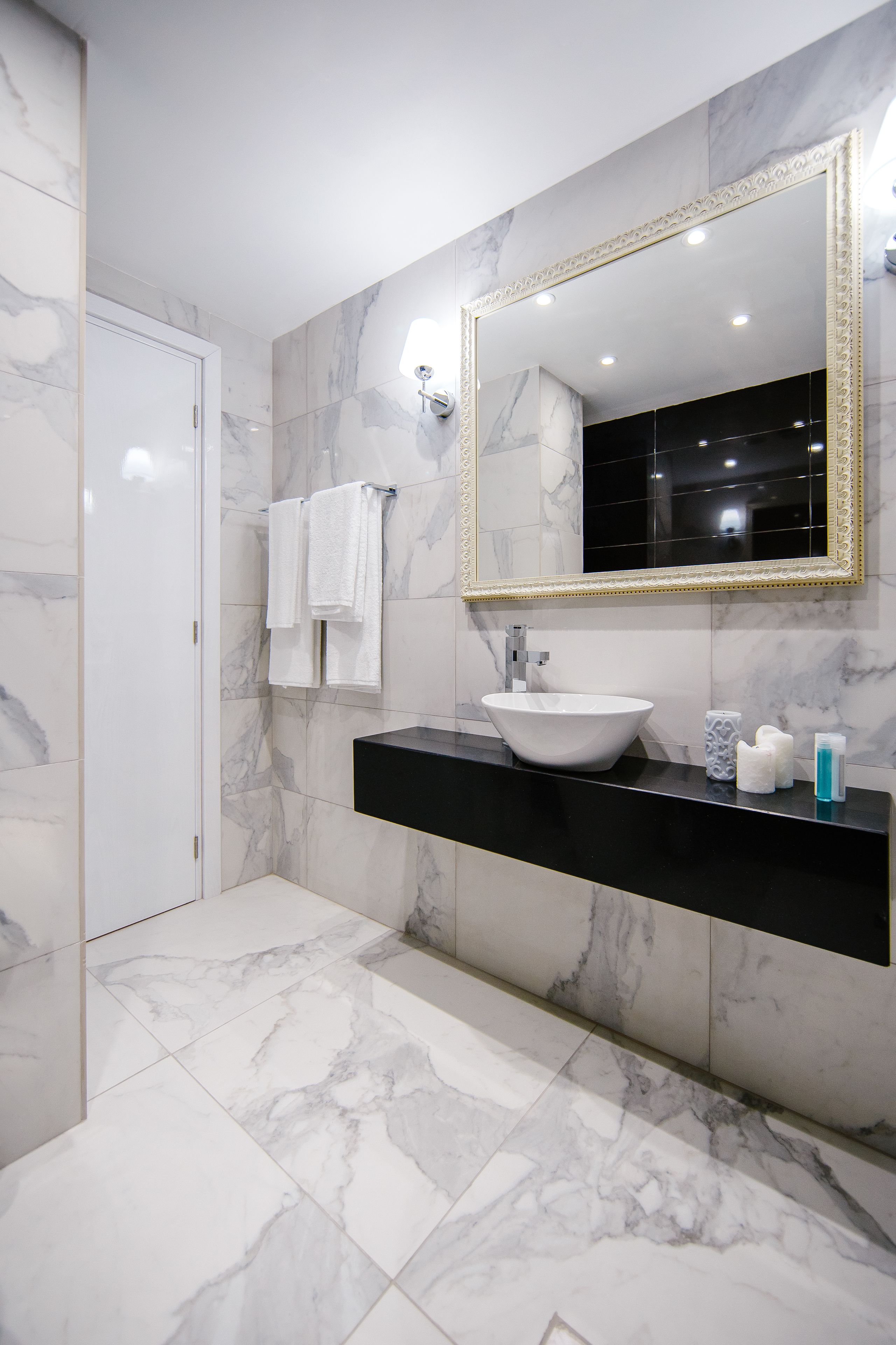 deluxe suite, balcony, city view | bathroom | free toiletries, hair dryer, slippers, towels