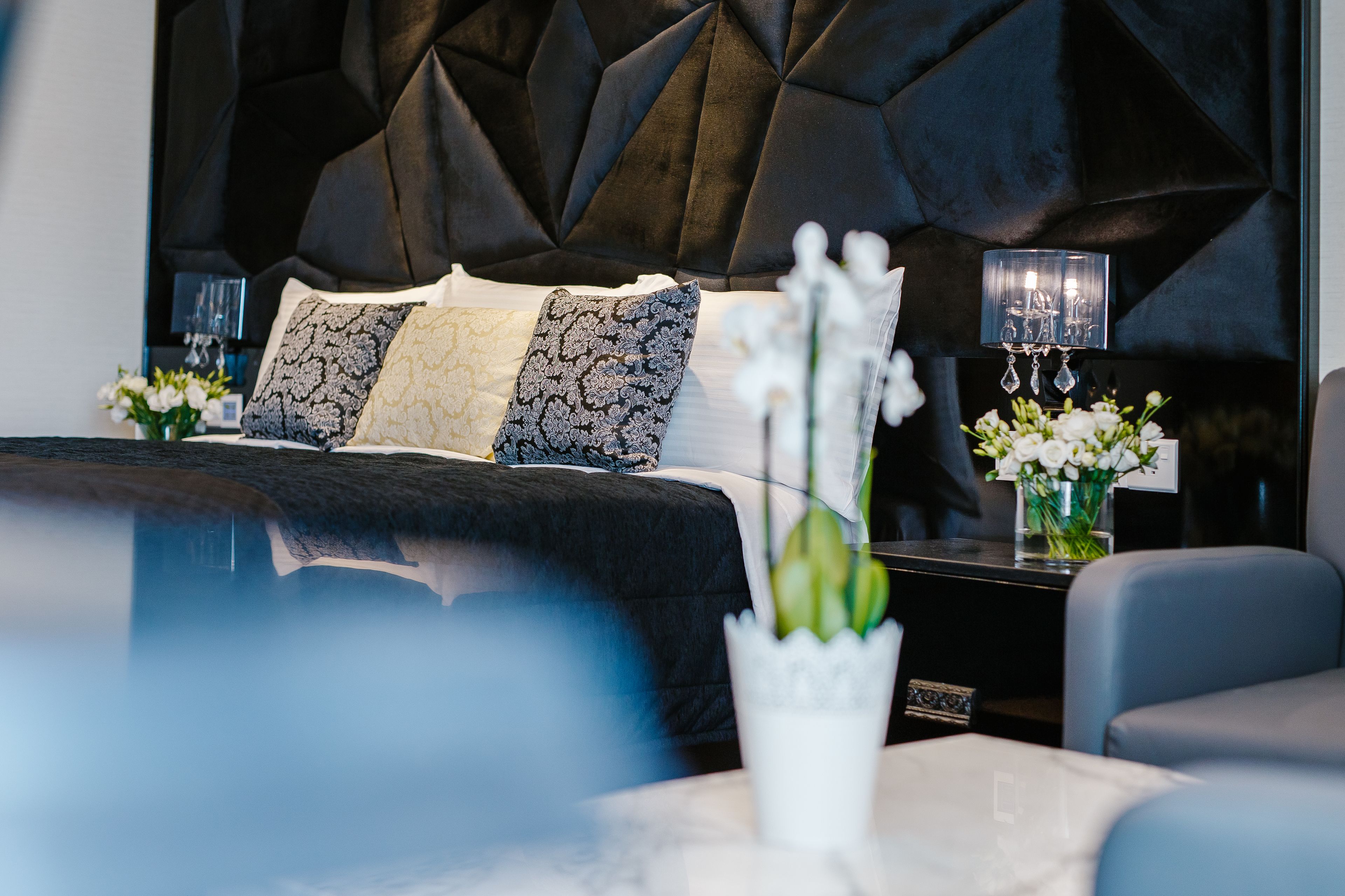 deluxe suite, jetted tub, city view | 1 bedroom, in-room safe, desk, soundproofing