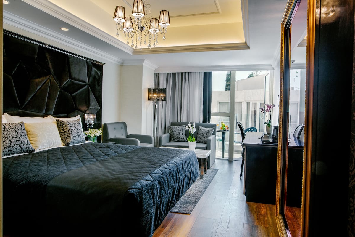Deluxe-Suite, Whirlpool, Stadtblick | Zimmersafe, Schreibtisch, schallisolierte Zimmer, Bügeleisen/Bügelbrett