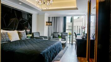 Suite Deluxe, hidromasaje, vista a la ciudad | Caja de seguridad en la habitación, escritorio y insonorización