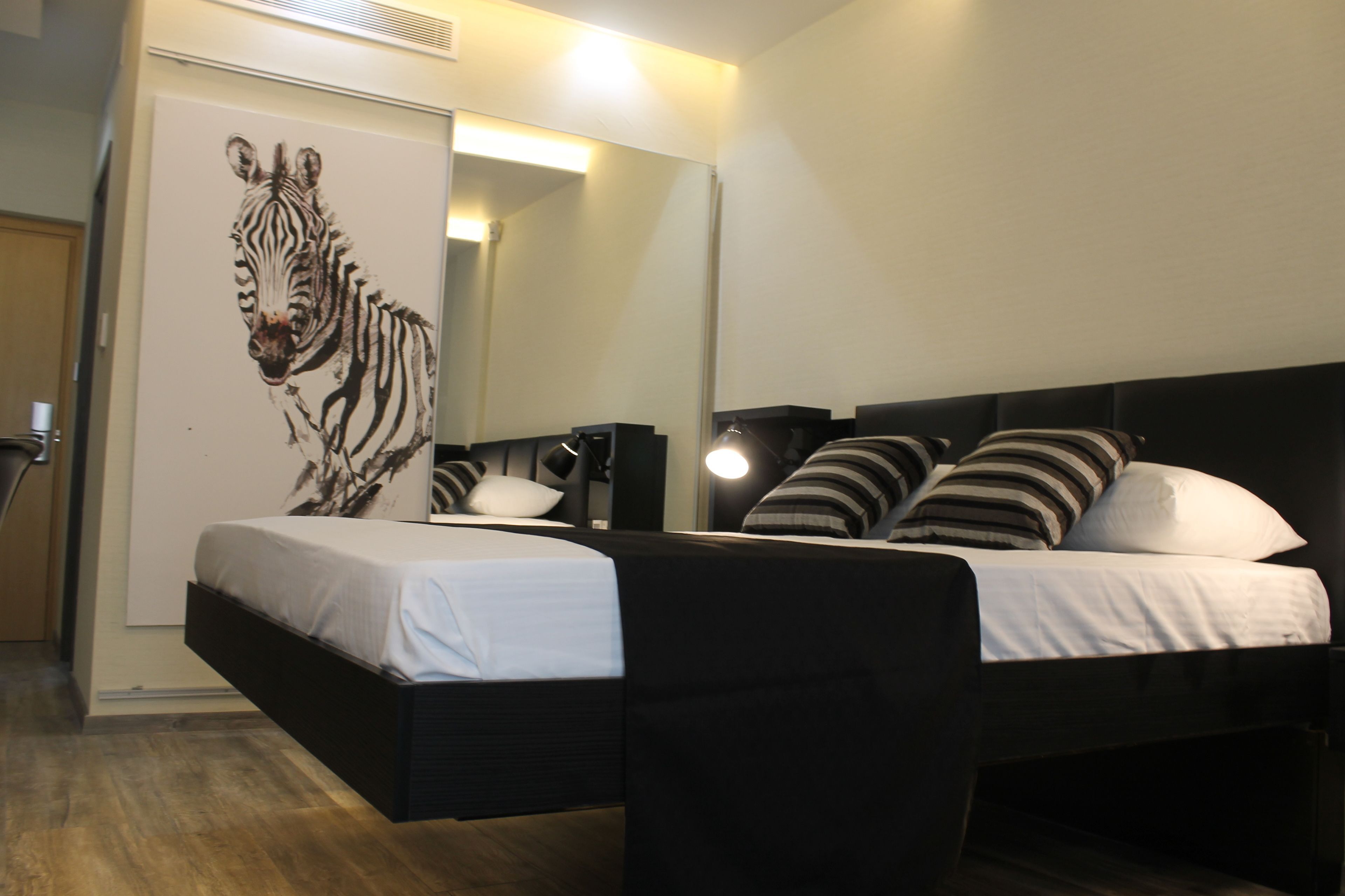 Brankas, meja kerja, kedap suara, dan setrika/meja setrika