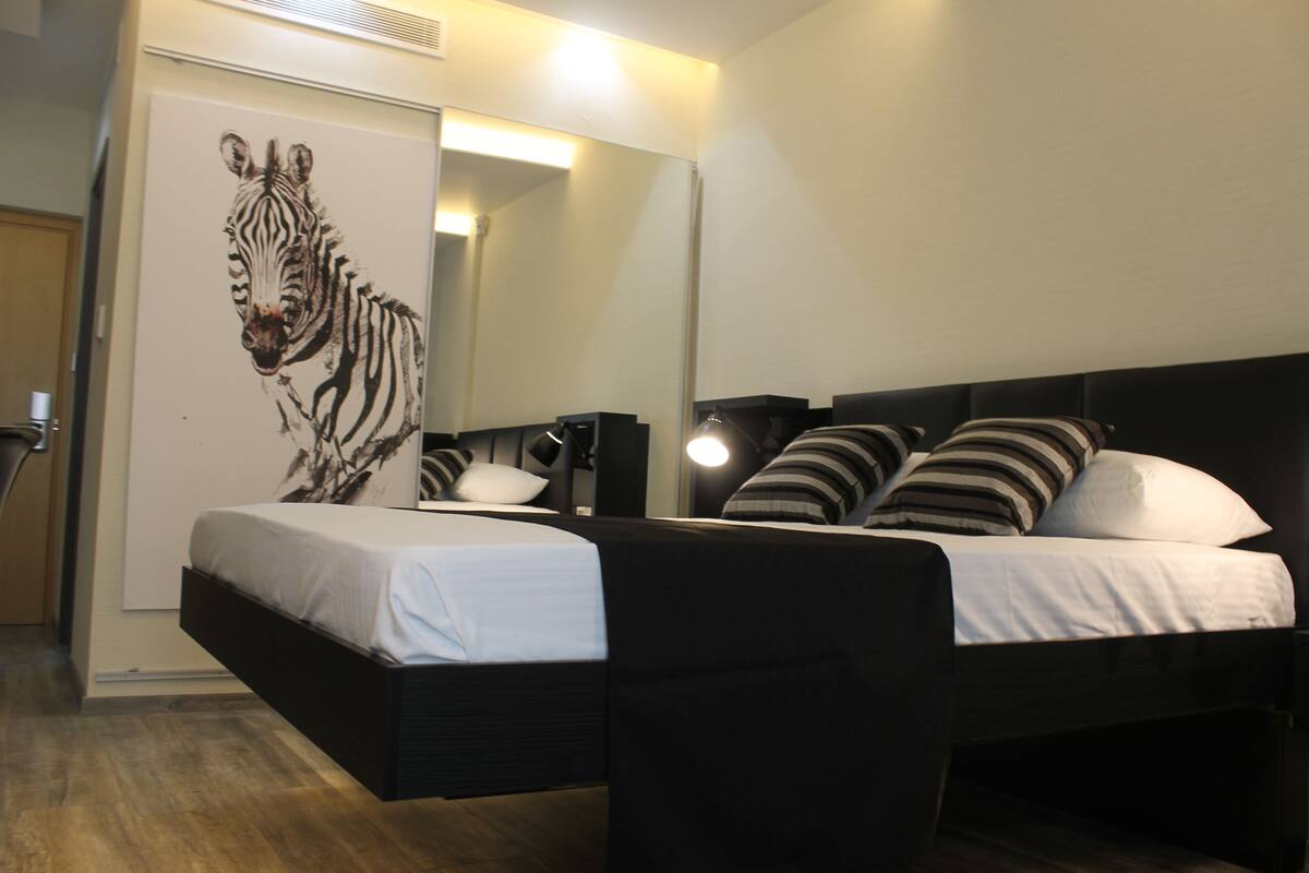 Brankas, meja kerja, kedap suara, dan setrika/meja setrika