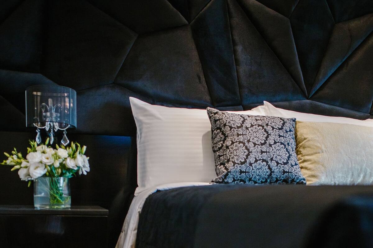 Brankas, meja kerja, kedap suara, dan setrika/meja setrika