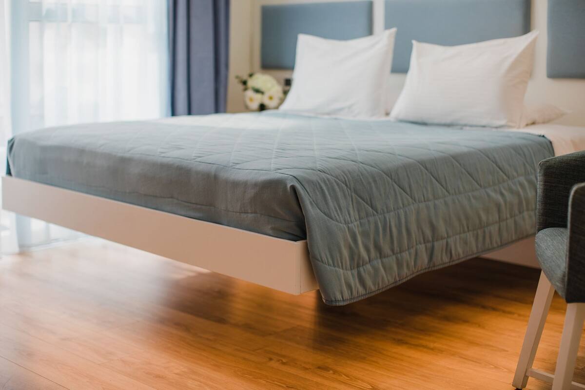 Brankas, meja kerja, kedap suara, dan setrika/meja setrika