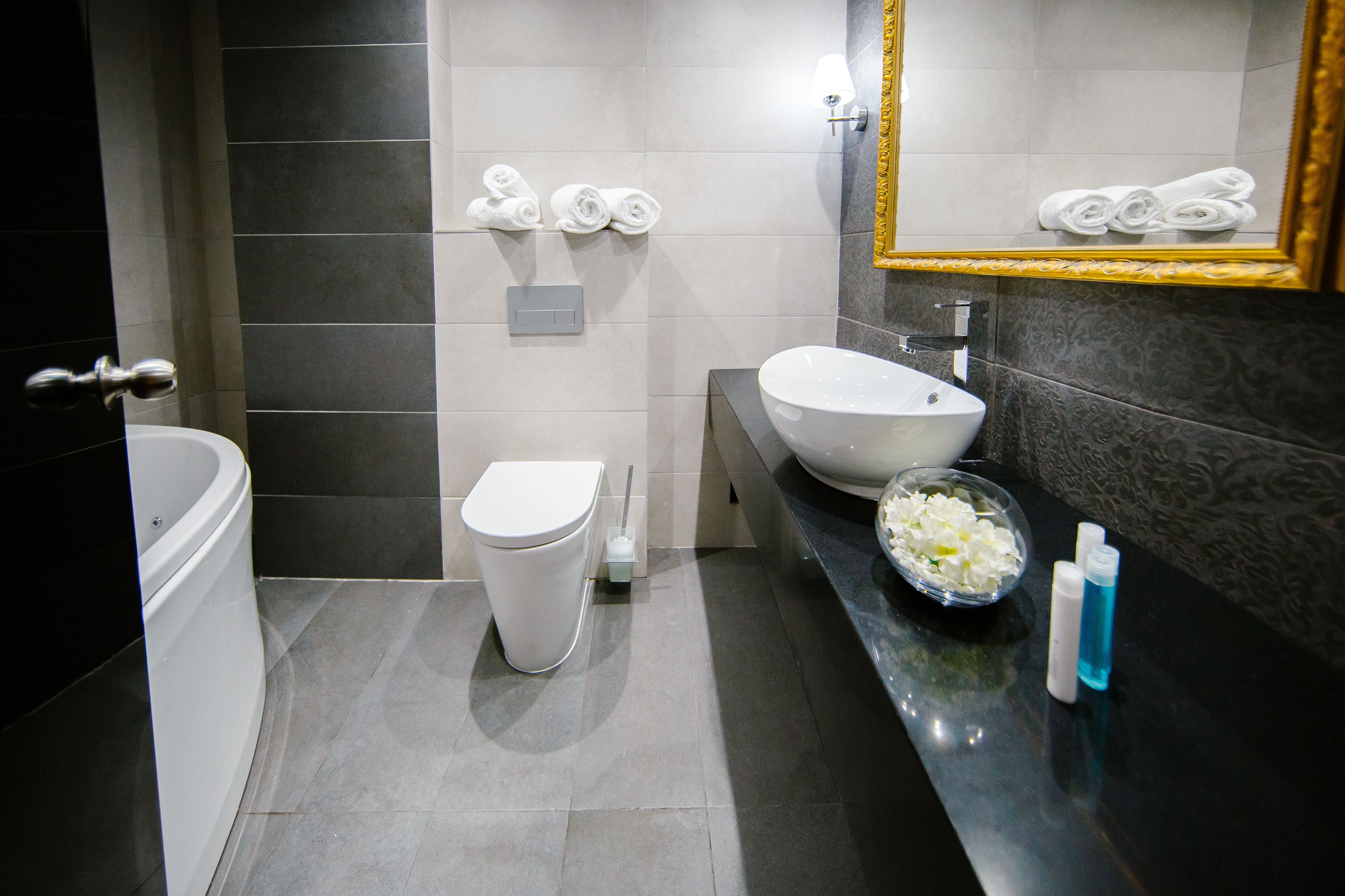 deluxe suite, jetted tub, city view | bathroom | free toiletries, hair dryer, slippers, towels