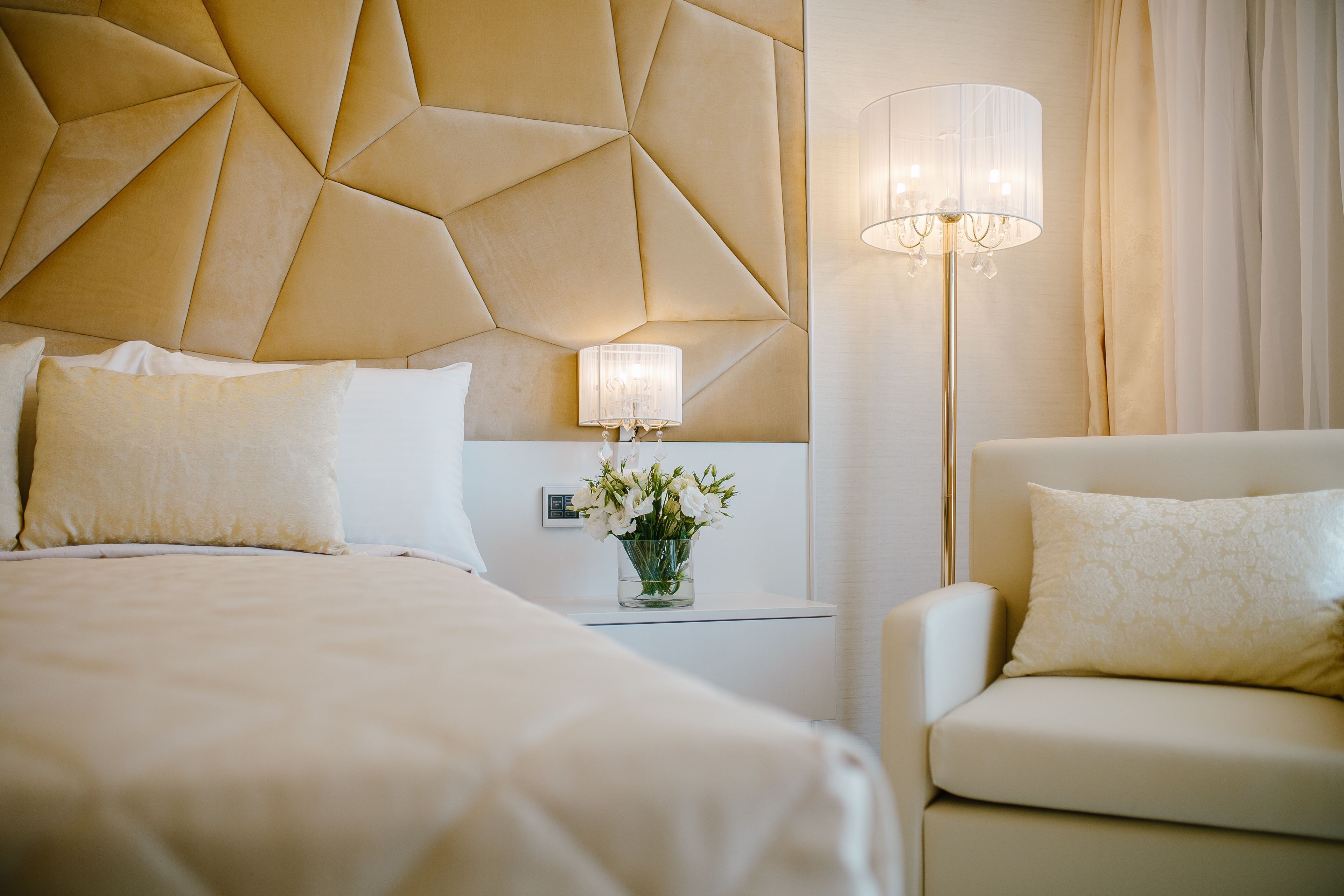 Brankas, meja kerja, kedap suara, dan setrika/meja setrika