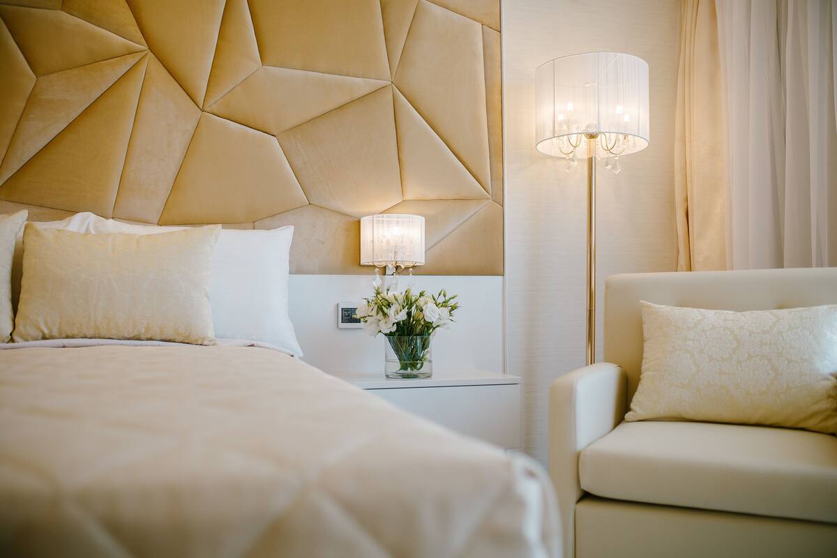 Brankas, meja kerja, kedap suara, dan setrika/meja setrika