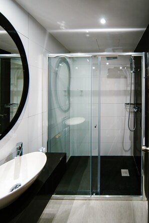 Free toiletries, hair dryer, slippers, towels - Qbic City Hotel (Larnaca)