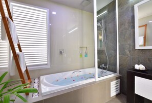 Suite presidencial | Amenidades de baño | Regadera, amenidades de baño gratuitas, bidet, toallas 