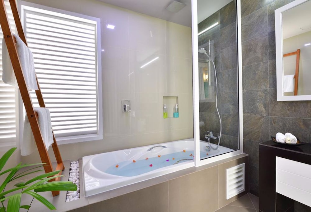 Velana Beach Hotel Maldives - Bild 4