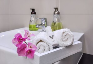 Camera Deluxe | Bagno | Doccia, set di cortesia gratuito, bidet, asciugamani