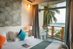 Χρηματοκιβώτιο στο δωμάτιο, γραφείο, χώρος εργασίας για λάπτοπ 