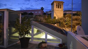 A modern building with large windows and a rooftop terrace. - Il Villino (Cagliari)