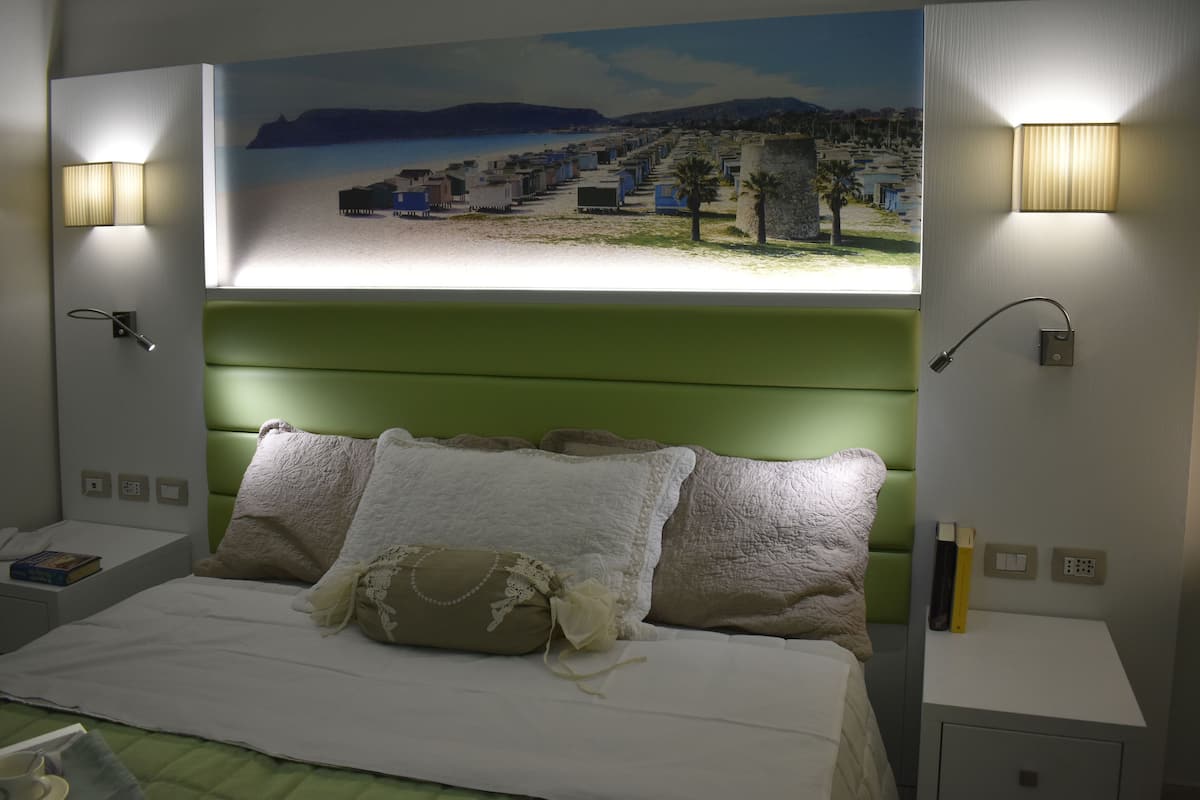 Dobbelt- eller tomannsrom, byutsikt | Sengetøy av topp kvalitet, dundyner, minibar og safe på rommet