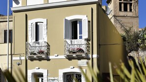 A building with two balconies, a clear sky, and a street lamp. - Il Villino (Cagliari)