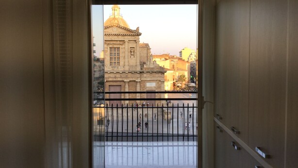 An open balcony with a view of a historic building with a dome and classical architecture. - Affittacamere Duomo (Gela)