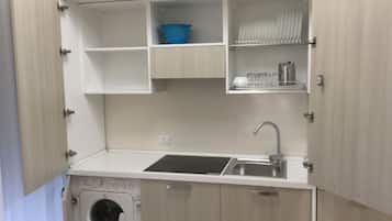 Double or Twin Room, Kitchen, City View | Private kitchenette | Microwave