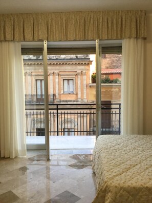 Minibaari, tallelokero huoneessa, työpöytä, ilmainen Wi-Fi