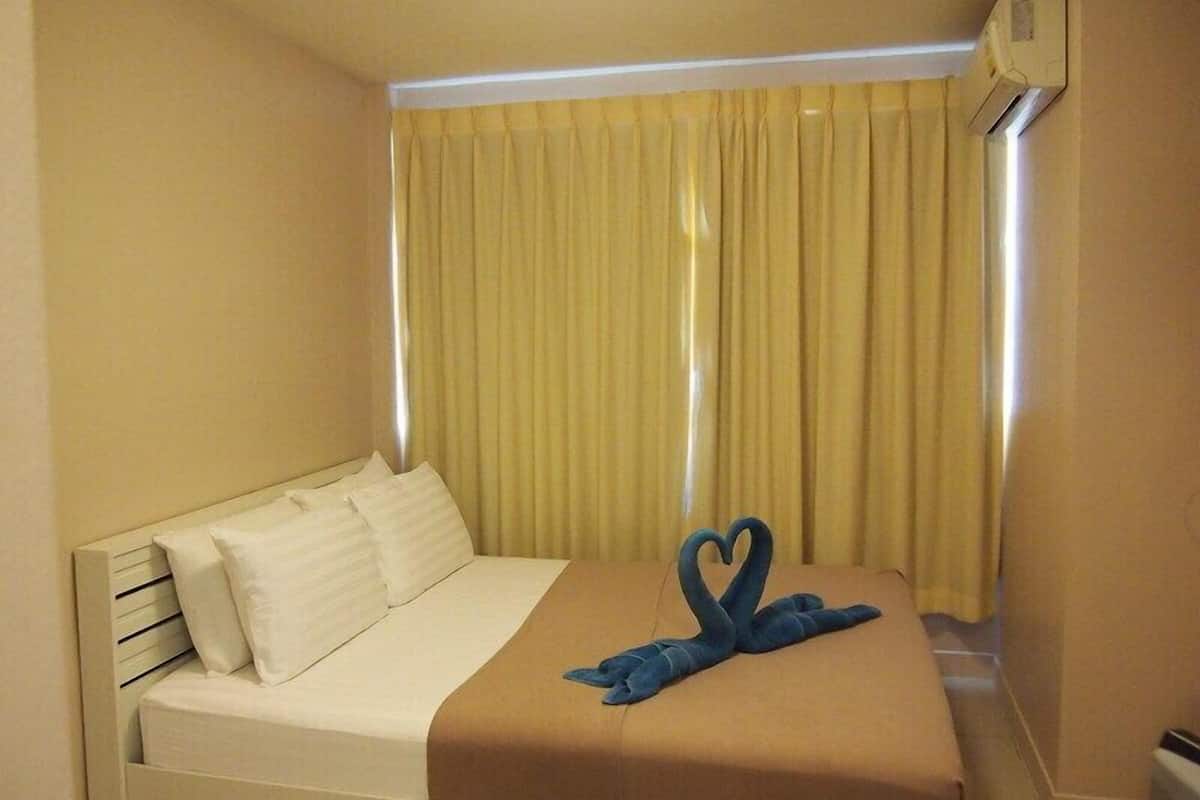 In-room safe, blackout curtains