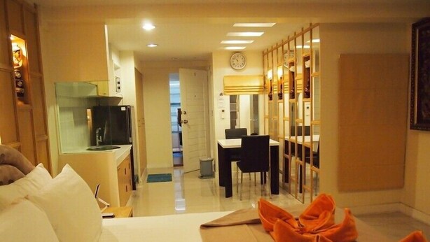 Superior Double Room with Balcony  | In-room safe, blackout drapes - Baramee Apartment (Pattaya)