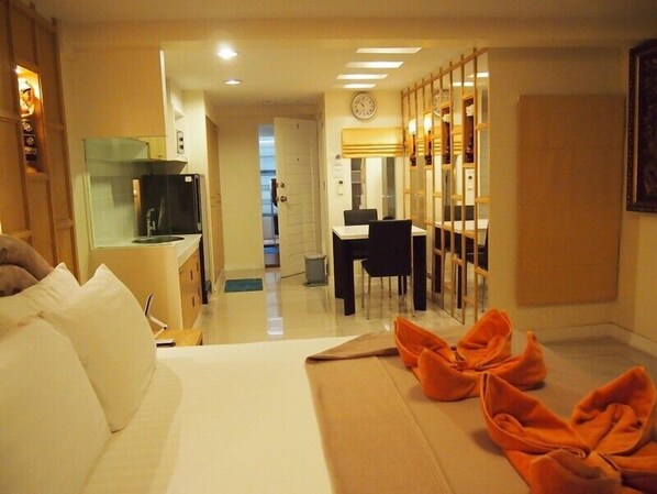 Superior Double Room with Balcony | Cofres nos quartos, cortinas blackout