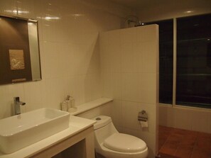 Superior Double Room with Balcony  | Bad | Dusj og håndklær