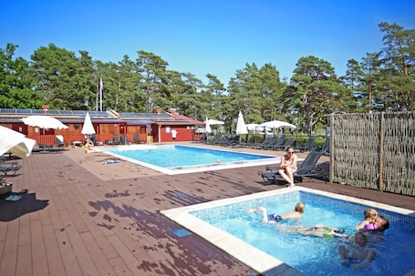Outdoor pool, open 10:00 AM to 6:00 PM, sun loungers. Ljugarn Semesterby