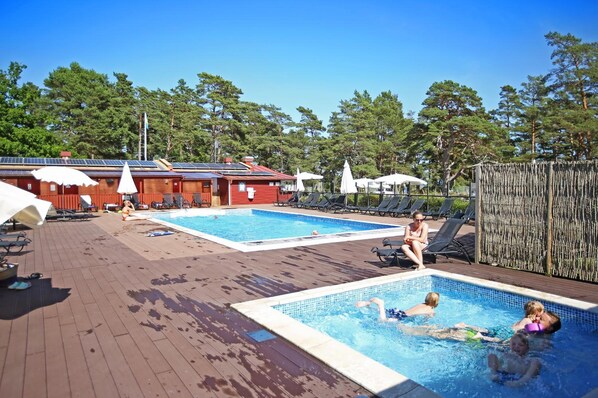 Outdoor pool, open 10:00 AM to 6:00 PM, sun loungers - Ljugarn Semesterby (Ljugarn)