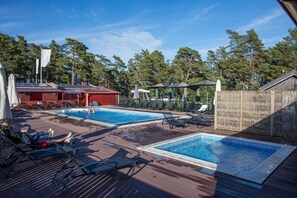 Outdoor pool, open 10:00 AM to 6:00 PM, sun loungers - Ljugarn Semesterby (Ljugarn)